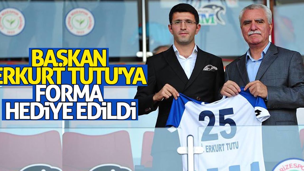 Başkan Erkurt Tutu'ya forma hediye edildi 