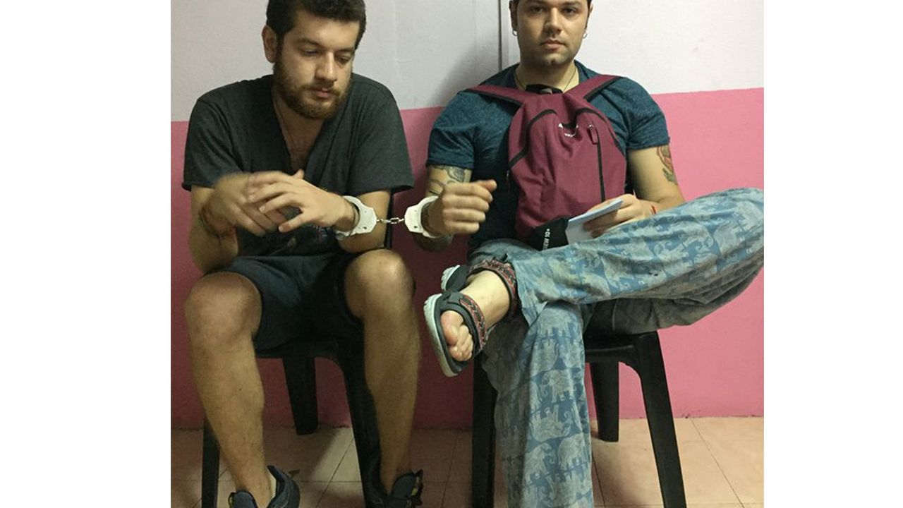 Türk gençler Malezya'da işkenceye uğradı
