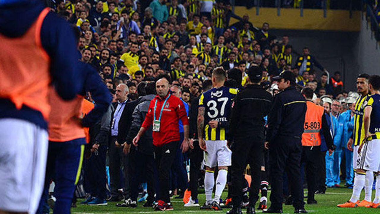 Derbi karıştı! Şenol Güneş'in kafası yarıldı
