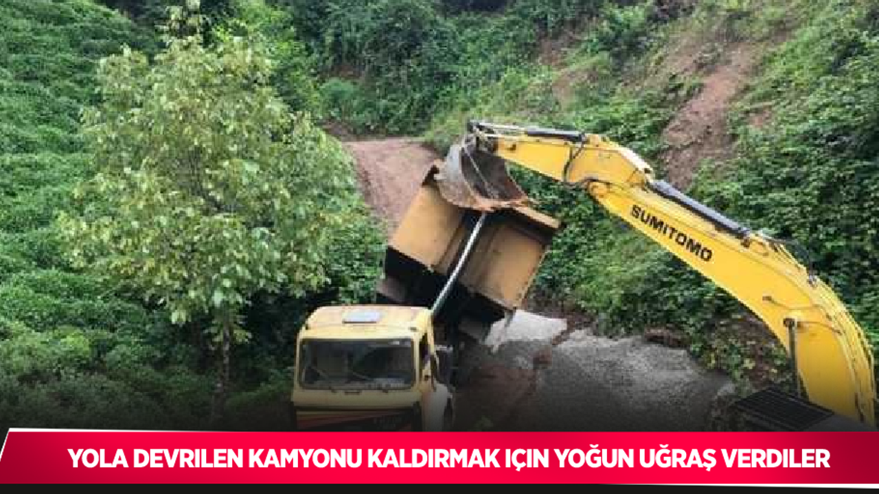 Yola devrilen kamyonu kaldırmak için yoğun uğraş verdiler