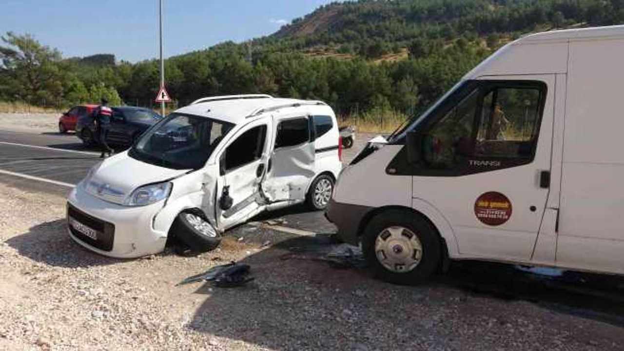 Minibüs ile hafif ticari araç çarpıştı: 2 yaralı