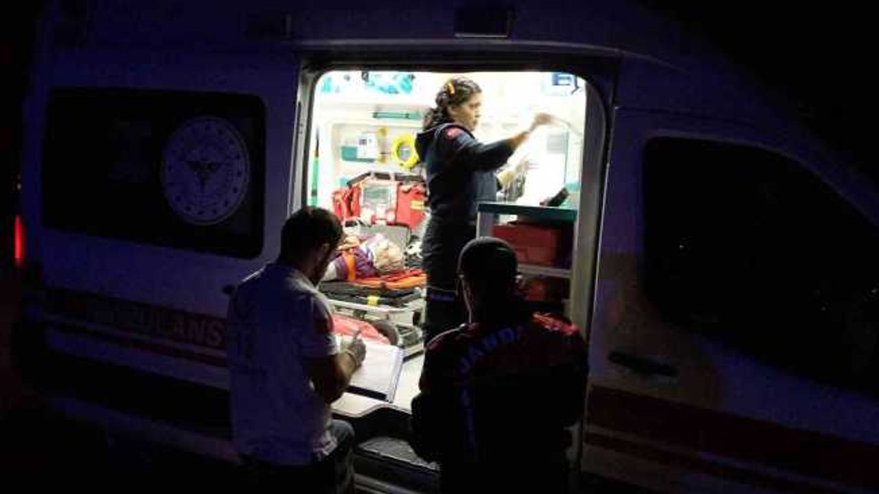 Traktöre çarparak yoldan çıktı: 3’ü ağır 6 yaralı