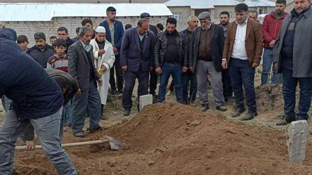 Ağrı’daki otobüs kazasında hayatını kaybeden Gürbüz Erciş’te toprağa verildi