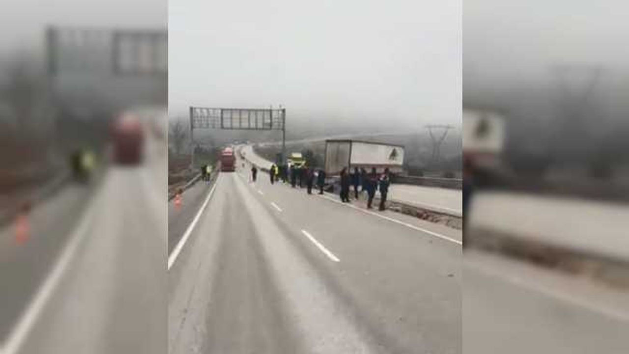 D100’de makaslayan tır yolu kapattı, kilometrelerce uzunlukta kuyruk oluştu