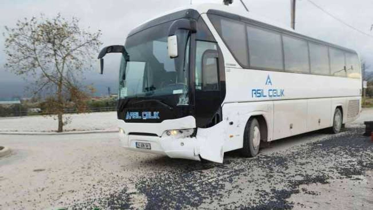 Kamyonet ile servis otobüsü çarpıştı, 1,5 ton zeytin yola saçıldı