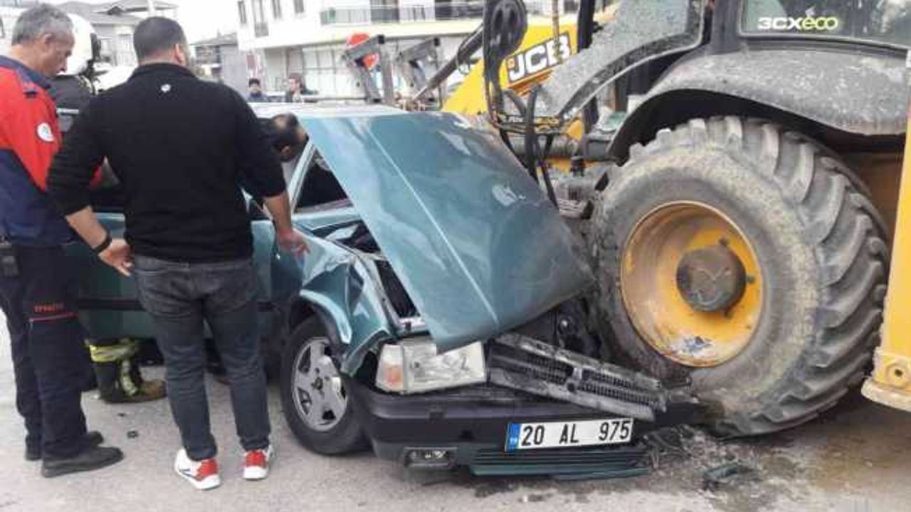 Kepçe ile çarpışan otomobil hurdaya döndü: 2 yaralı