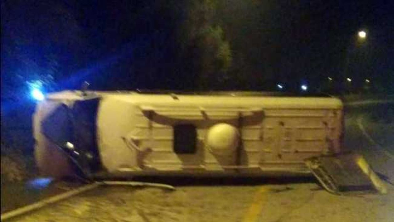 Servis aracı ile hafif ticari araç çarpıştı: 1 yaralı