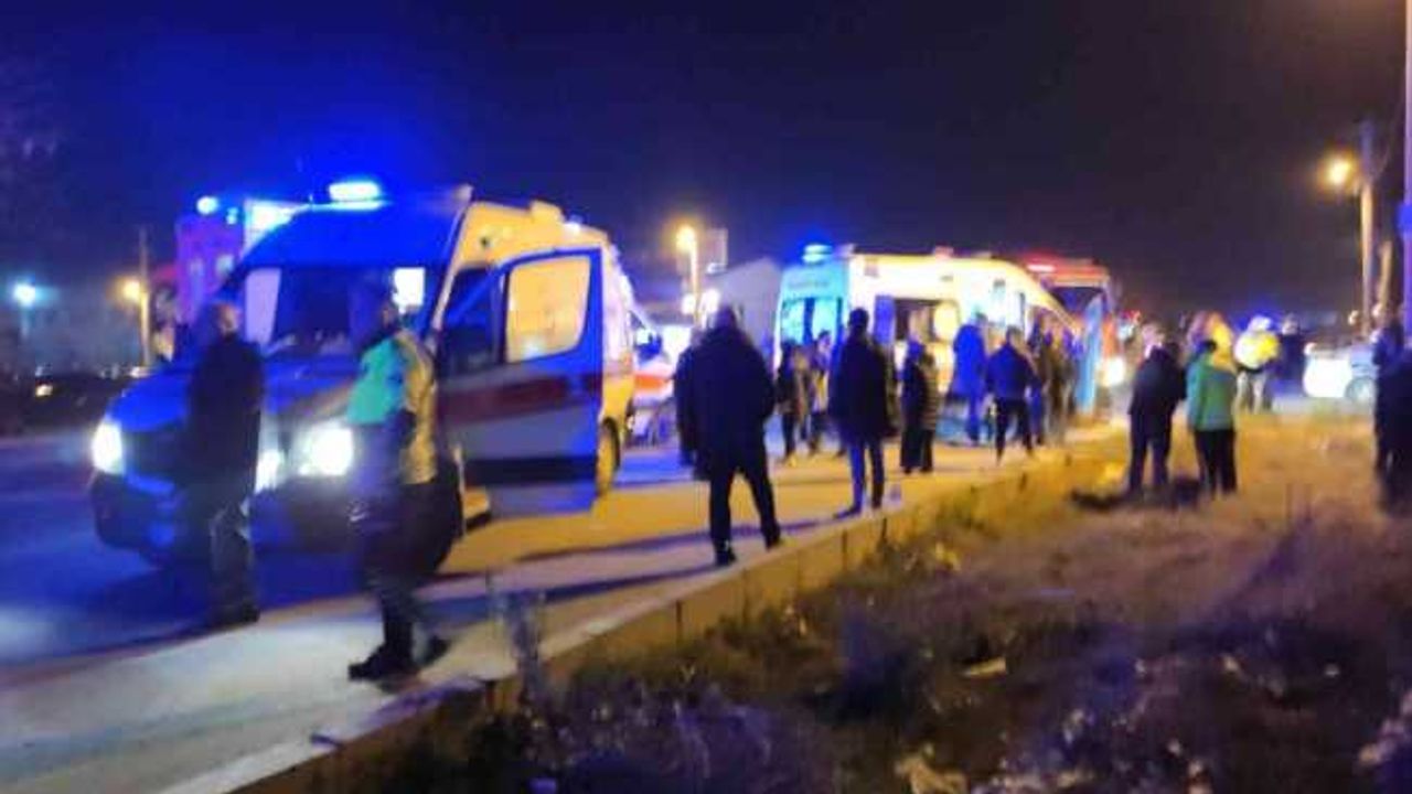 Tır ile servis minibüsü çarpıştı; 1 ölü 11 yaralı