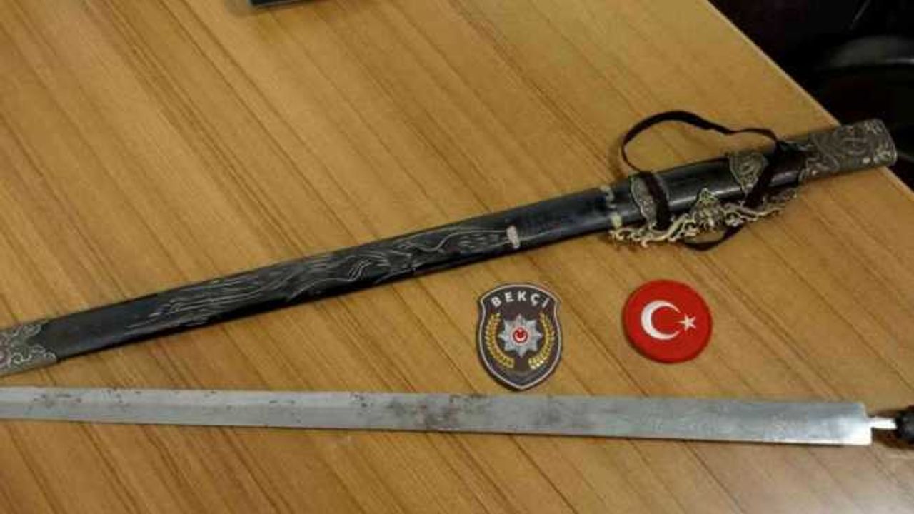 Düzce polisinden denetim: 8 tabanca ve kılıç ele geçirildi