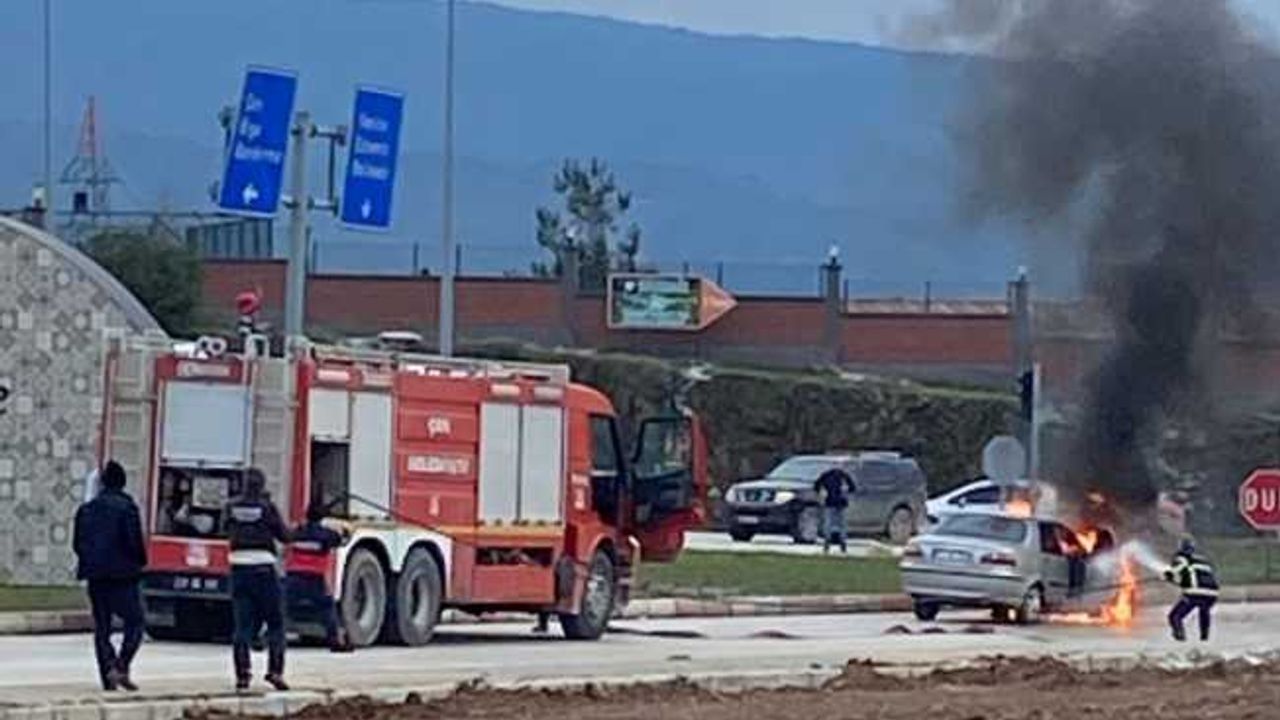 Kırmızı ışıkta duramayan araç öndeki araçlara çarparak alev aldı