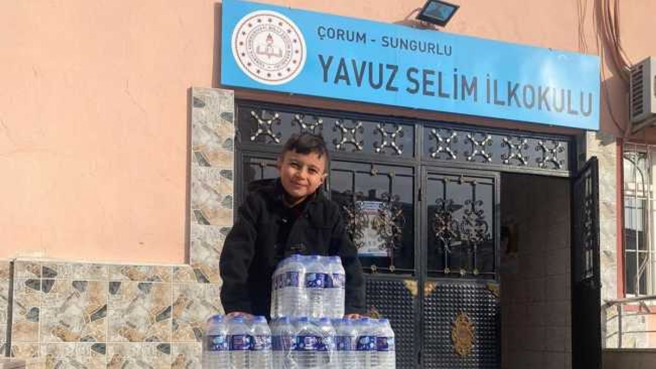 Harçlıkları ile aldığı su ve sütleri deprem bölgesine gönderdi