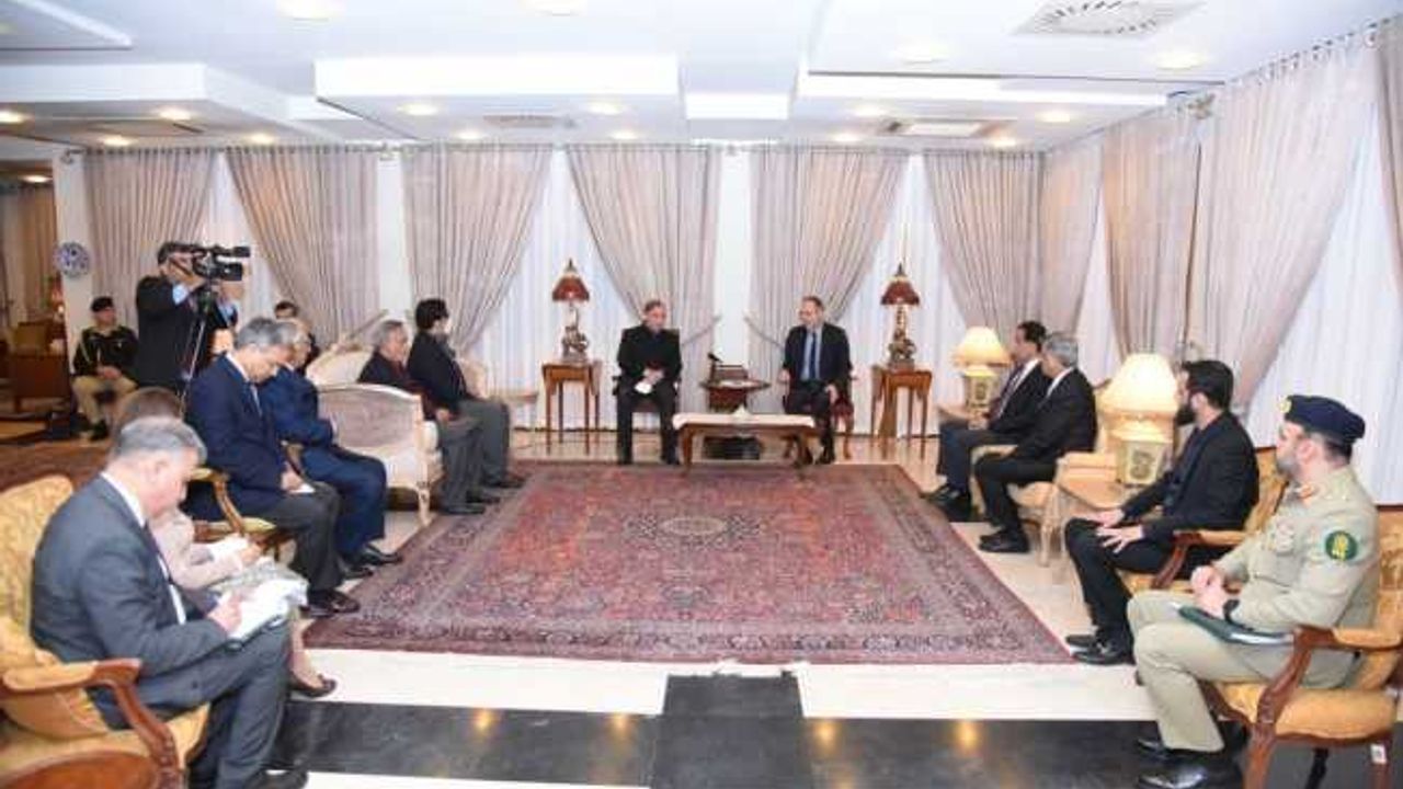 Pakistan Başbakanı Şerif, İslamabad’daki Türk Büyükelçiliğini ziyaret etti
