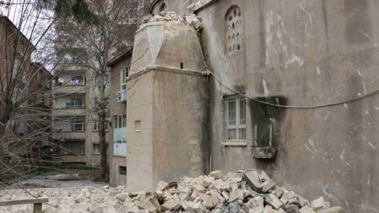 Depremde ağır hasar gören cami minaresi kontrollü yıkıldı