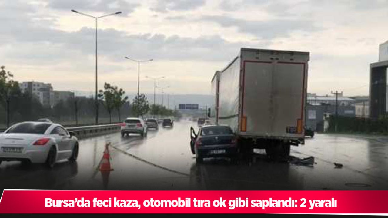 Bursa’da feci kaza, otomobil tıra ok gibi saplandı: 2 yaralı