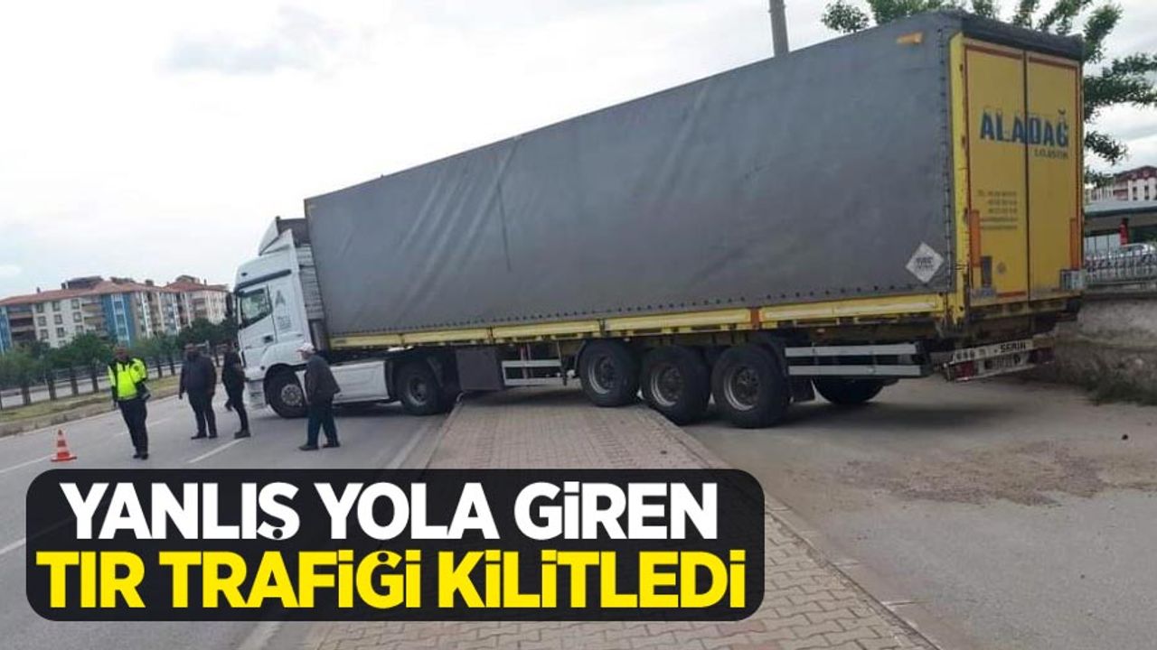 Yanlış yola giren tır trafiği kilitledi