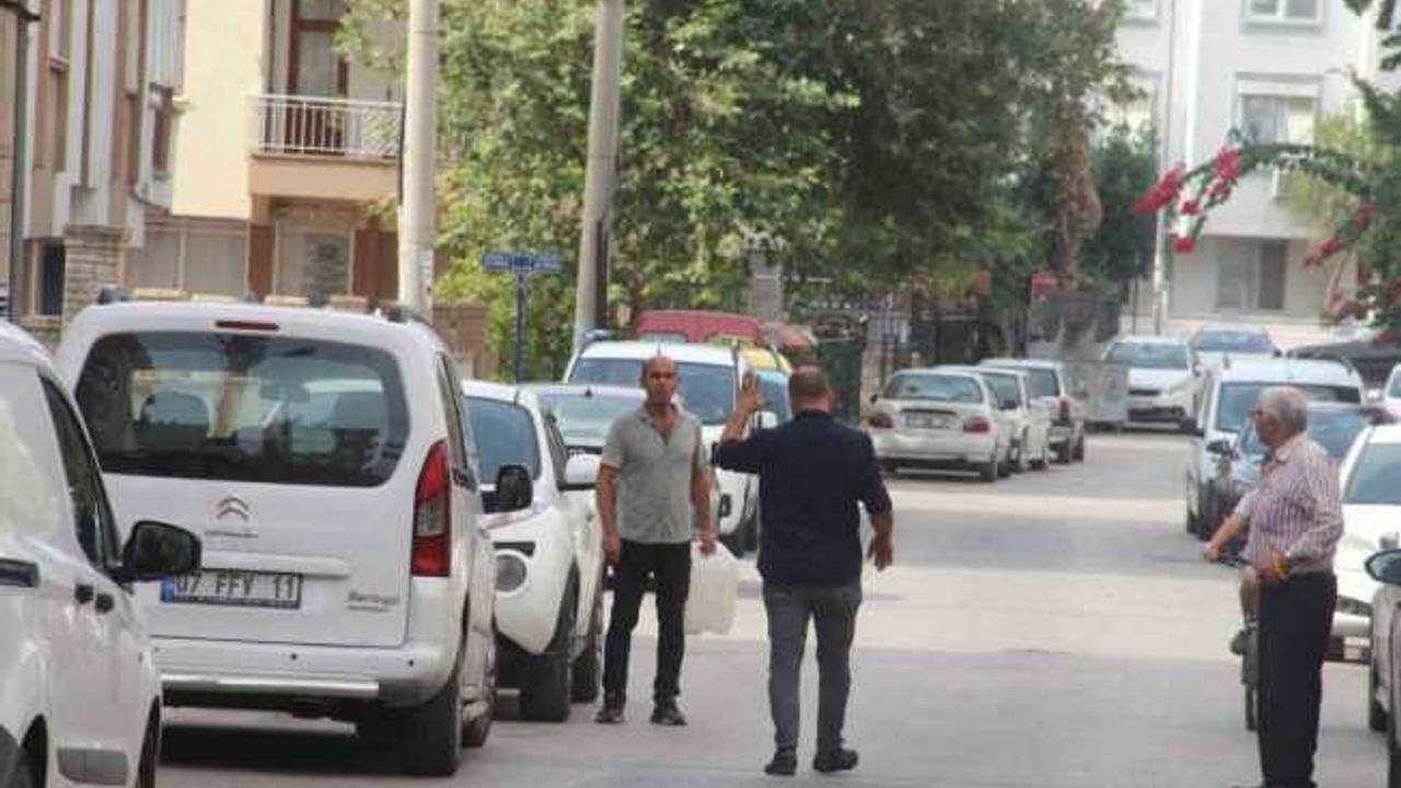İcra memurunu karşısında gören kiracı, tahliyeyi benzin bidonuyla engellemeye çalıştı