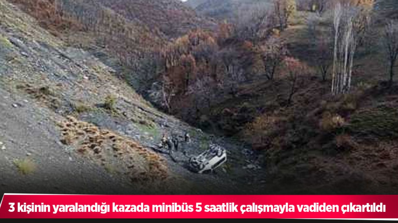 3 kişinin yaralandığı kazada minibüs 5 saatlik çalışmayla vadiden çıkartıldı