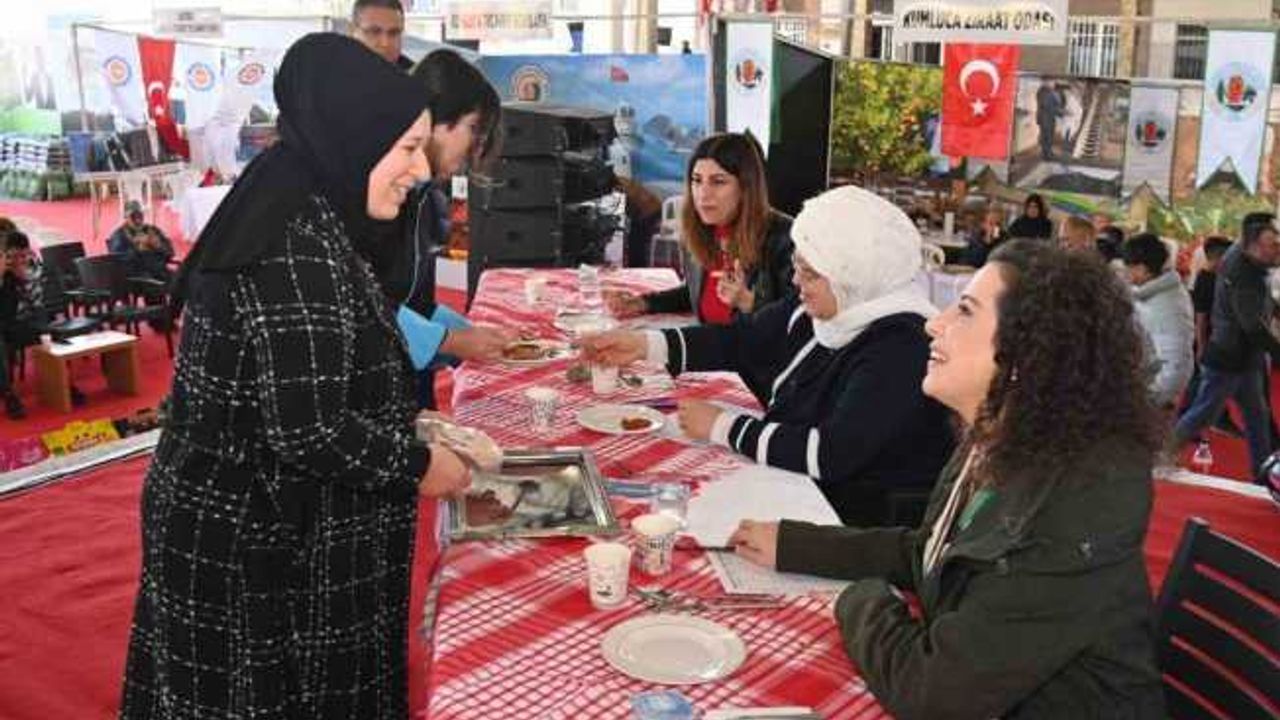 Domates temalı yemek yarışmasında birincilik için hünerlerini sergilediler