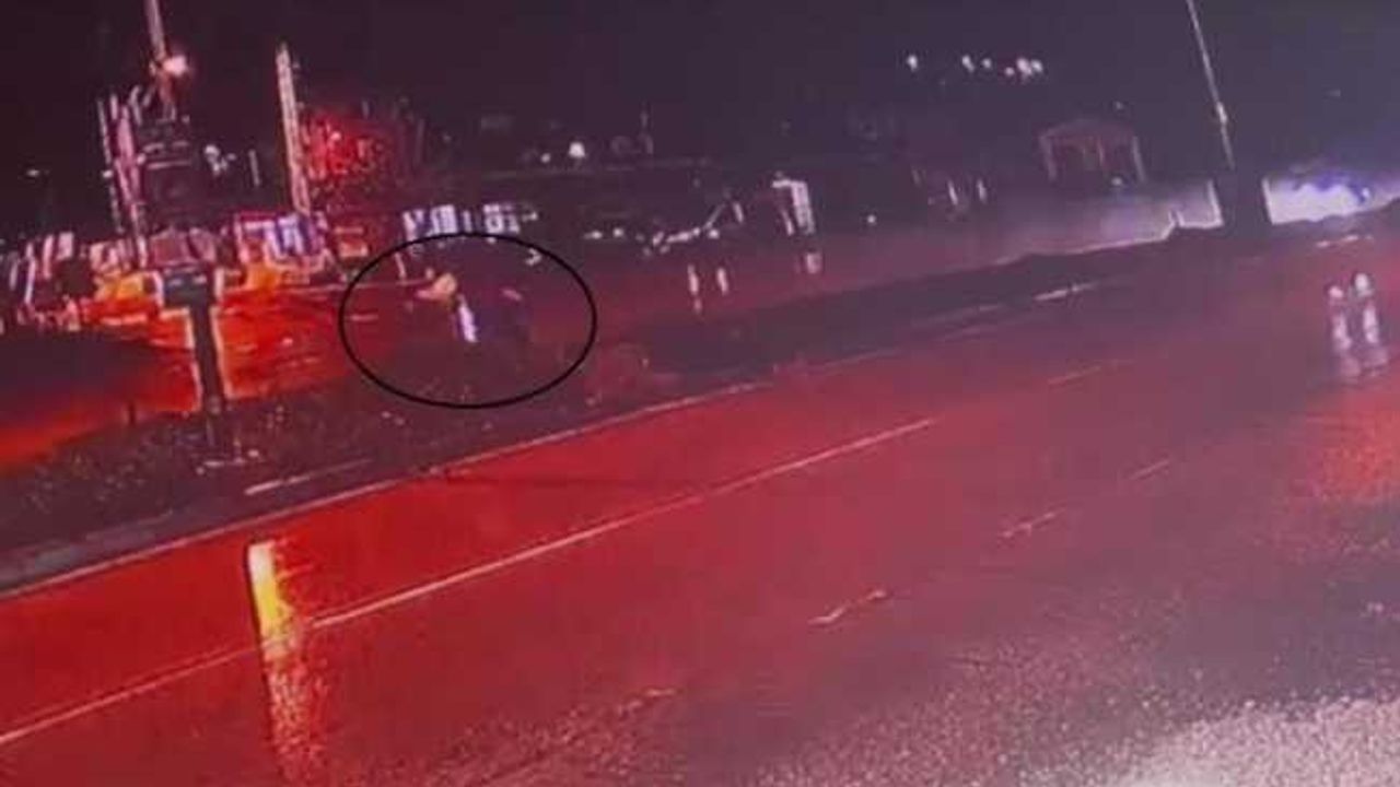 1 kişinin öldüğü feci kazada, çarpmanın etkisiyle 2 yayanın havaya uçtuğu anlar kamerada