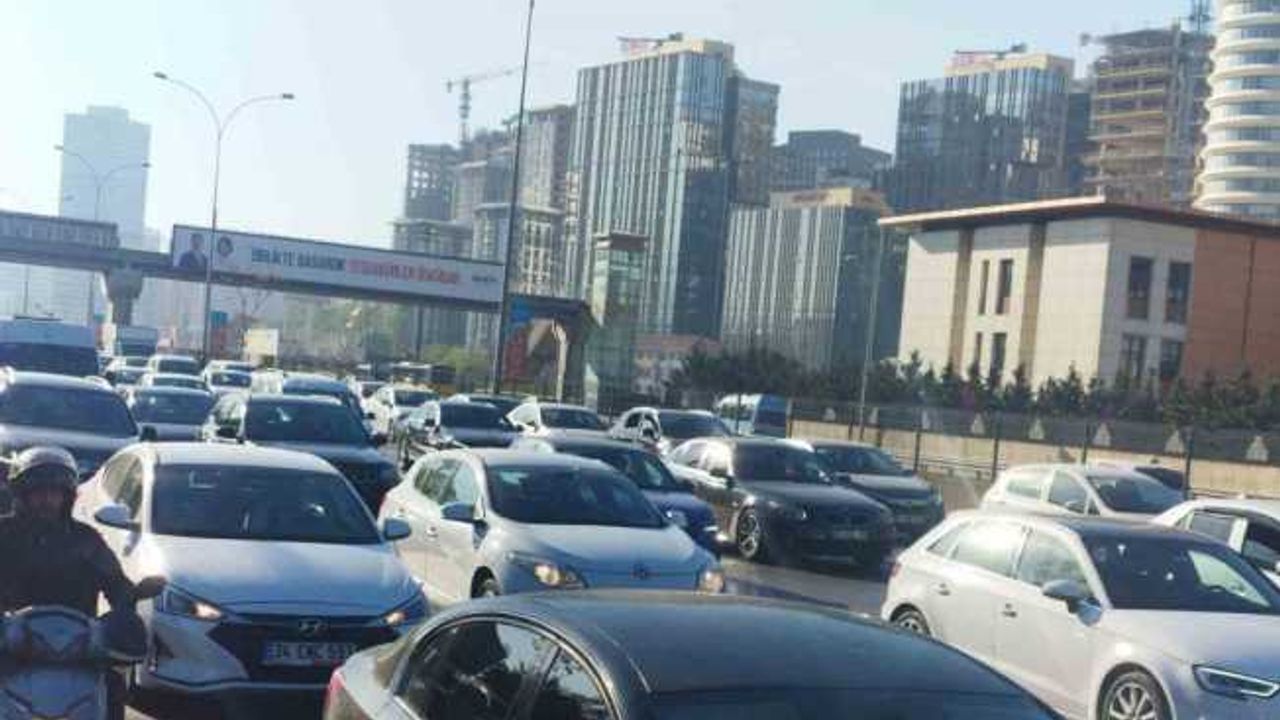 İstanbul’da bayram dönüşü haftanın ilk gününde trafik yüzde 60’lara ulaştı