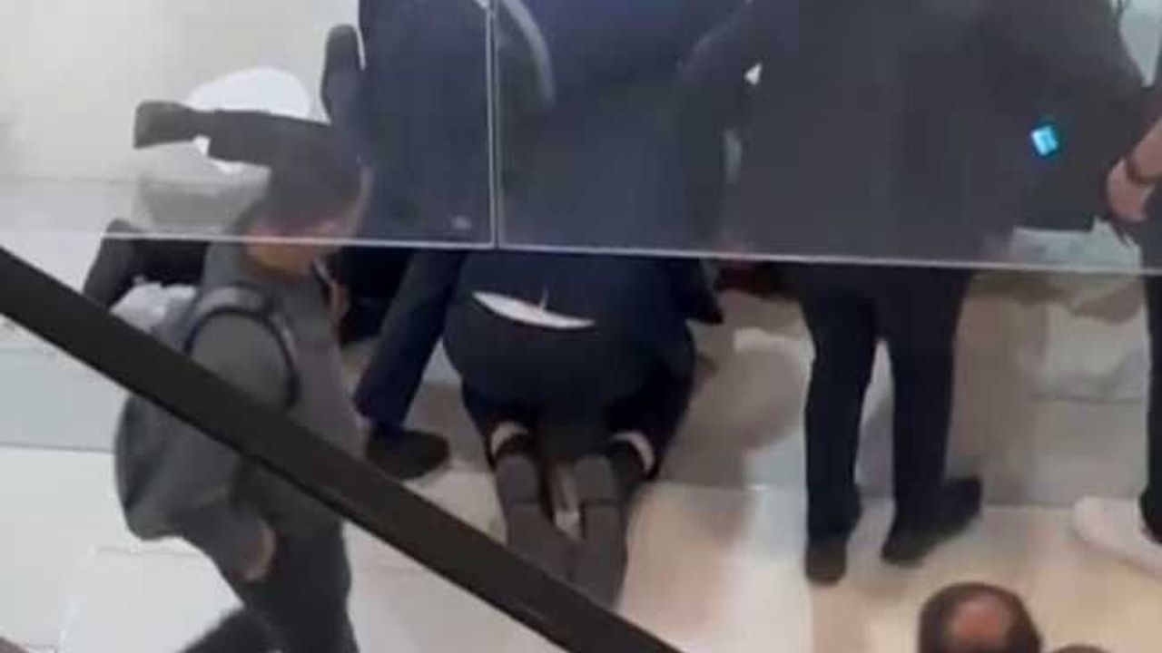 Hastanede kendine jiletle zarar verdi, güvenlikler son anda yetişti