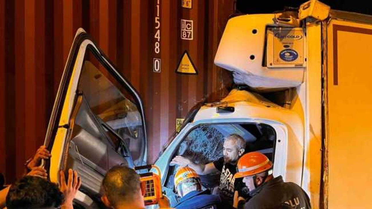 Arıza yapan tırın dorsesine çarpan kamyon saatler sonra alev aldı: 1 yaralı
