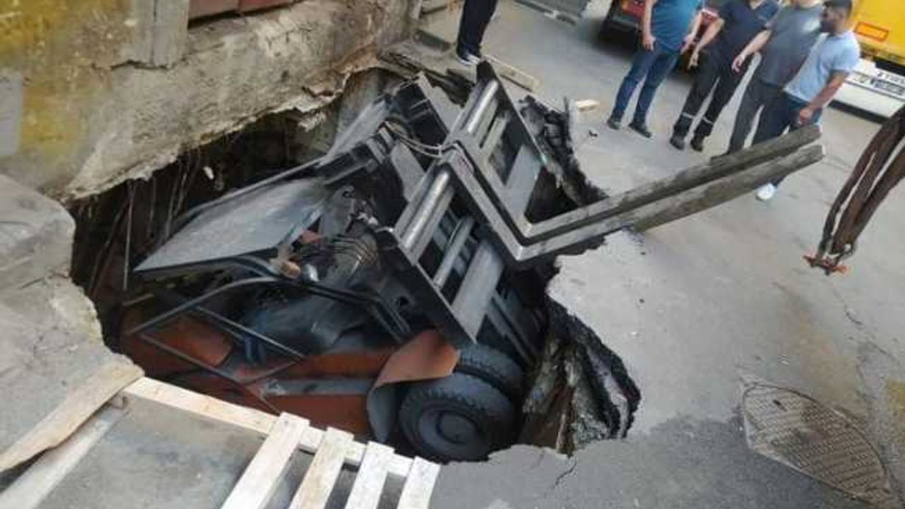 Bayrampaşa’da çukura düşen forklift vinç yardımıyla kurtarıldı