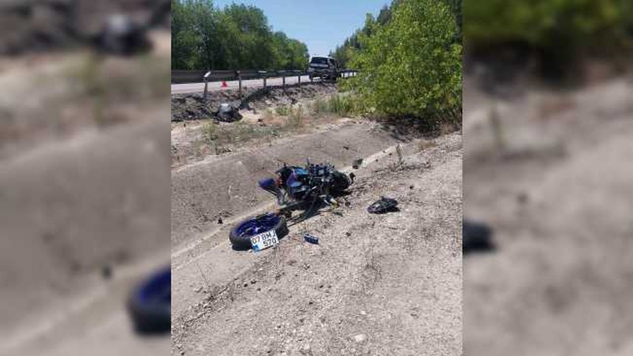 Hafif ticari araç ile motosiklet çarpıştı: 2 ölü, 2 yaralı