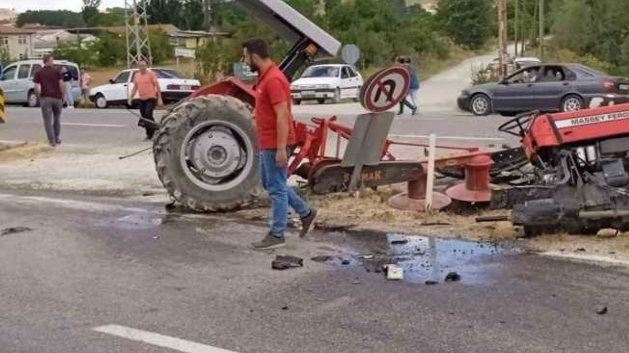 Otomobil ile çarpışan traktör ikiye bölündü: 2 yaralı