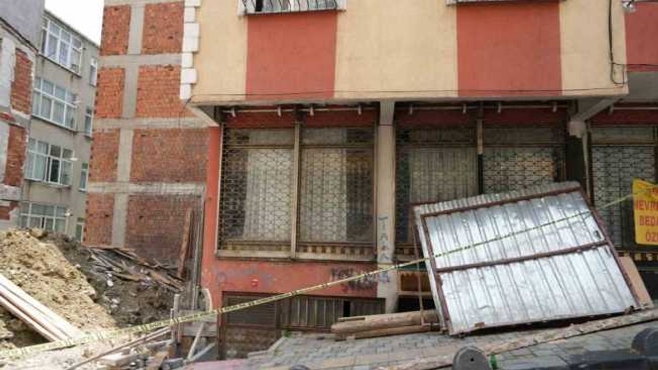 Esenler’de oluşan çatlaklar nedeniyle boşaltılan 6 katlı bina havadan görüntülendi