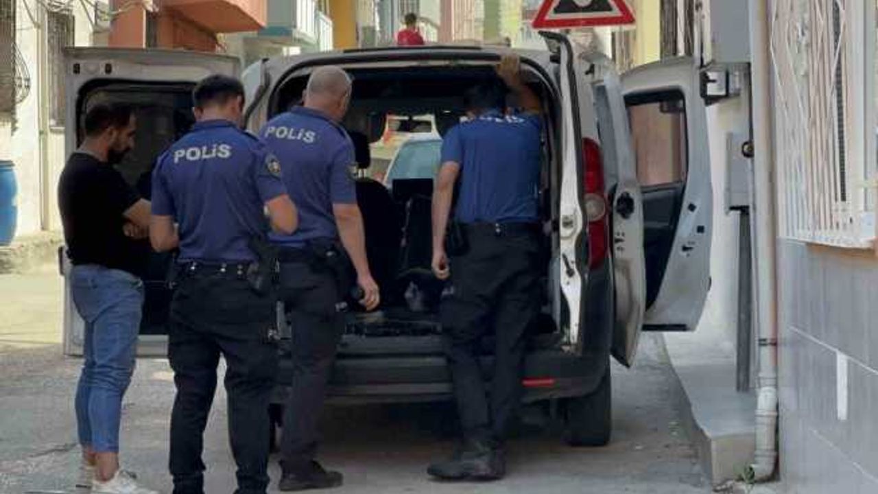 Bursa’da kazalı şekilde park halinde bekleyen araçtan çıkanlar polisi bile şaşırttı