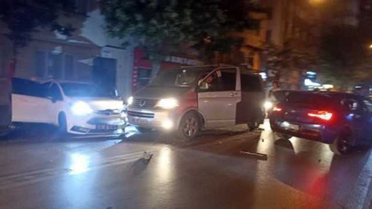 Çöp kamyonuna arkadan çarpan aracın neden olduğu zincirleme kazada 1’i ağır 3 kişi yaralandı
