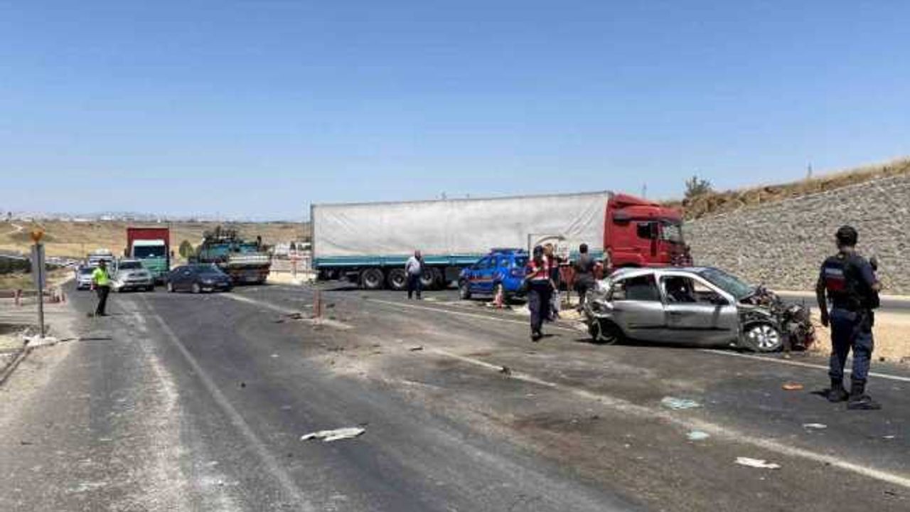 Diyarbakır’da iki tır ile otomobil çarpıştı: 1 ölü, 4 yaralı