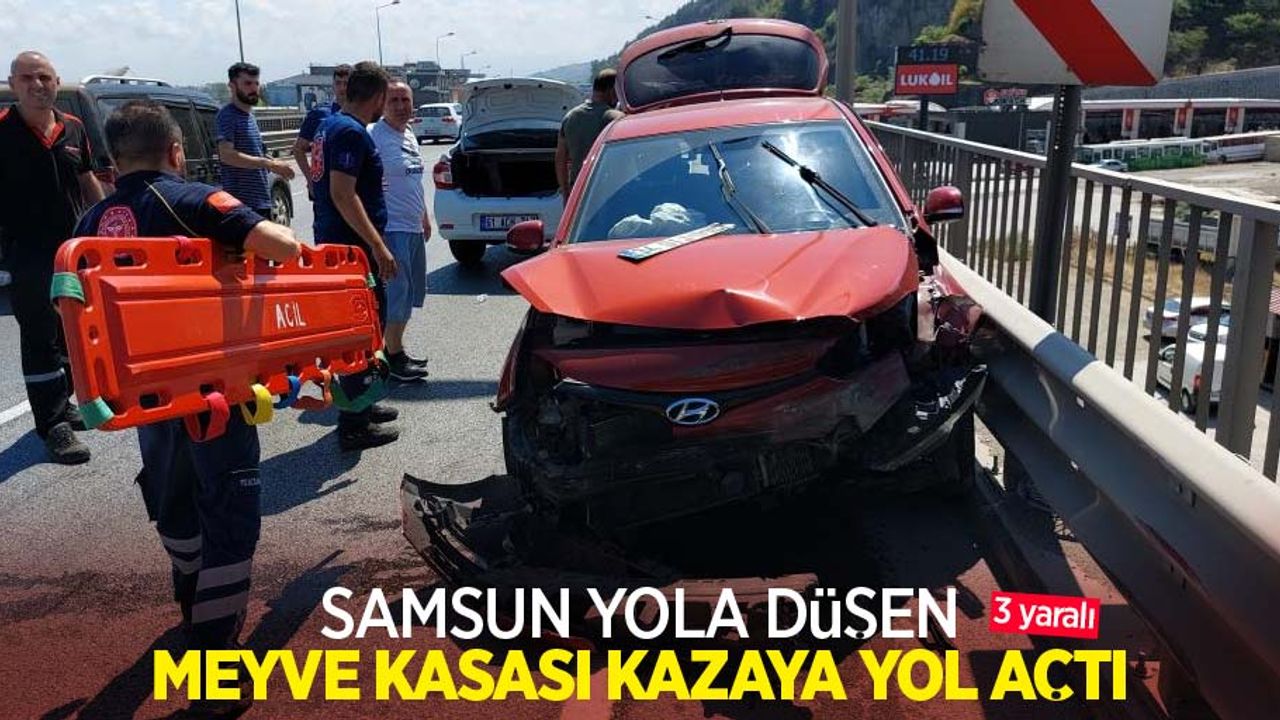 Samsun'da yola düşen meyve kasası kazaya yol açtı: 3 yaralı