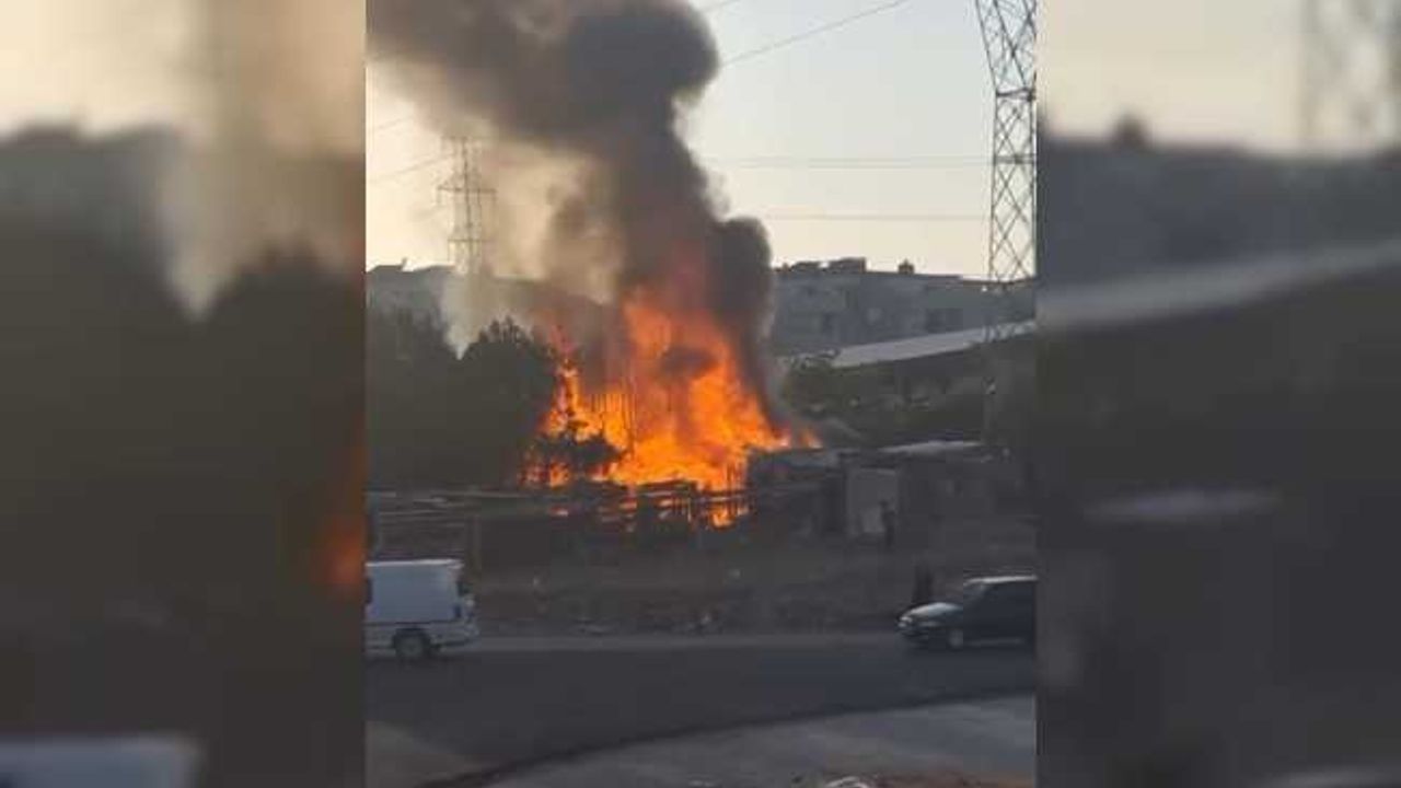 Ahır alev alev yandı, hayvanlar son anda kurtarıldı