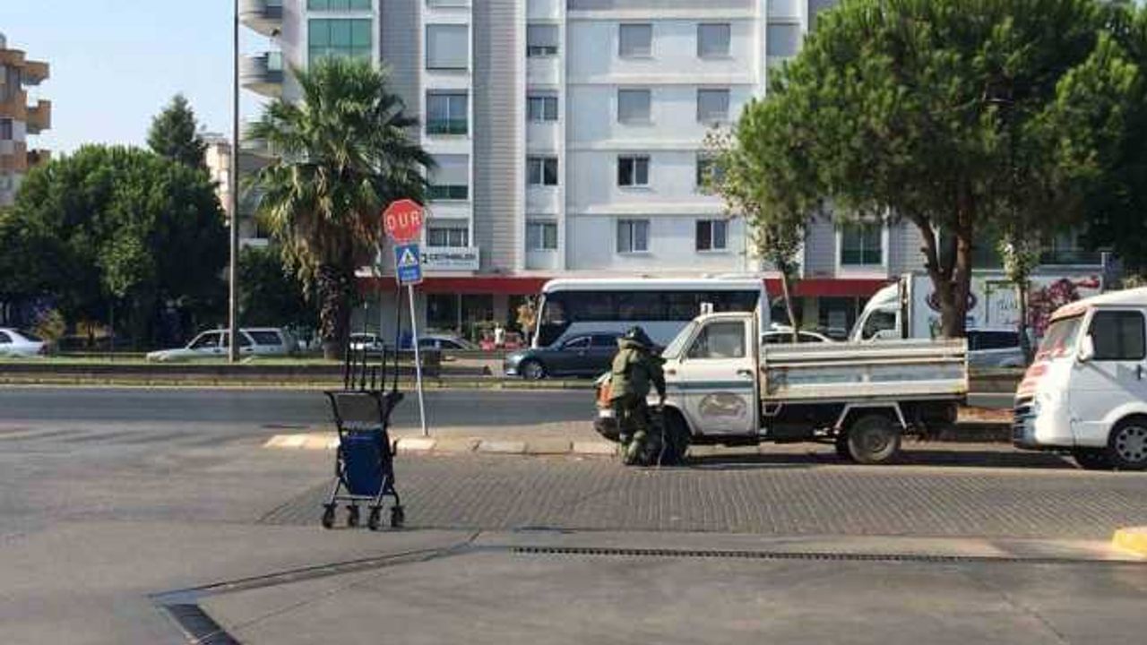 Akaryakıt istasyonu önündeki şüpheli çanta polis ekiplerini alarma geçirdi
