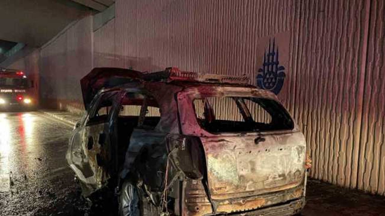 Florya E-5’te yanan araç hurdaya döndü