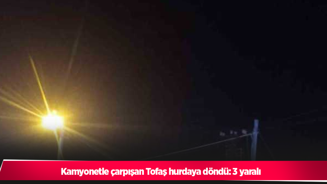 Kamyonetle çarpışan Tofaş hurdaya döndü: 3 yaralı