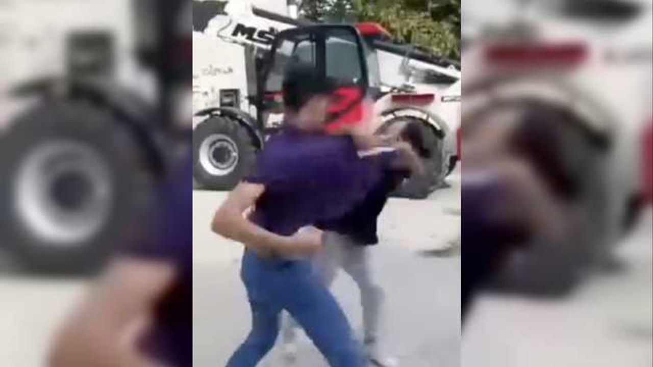 Kavga eden arkadaşlarını boks ringindeymiş gibi izleyip tezahürat ettiler