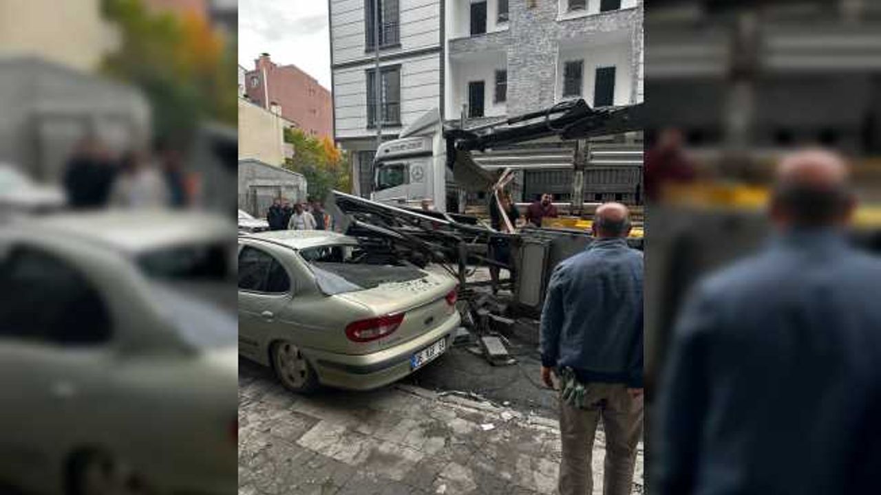 İnşaata Forklift tuğlaları taşırken otomobilin üzerine devrildi