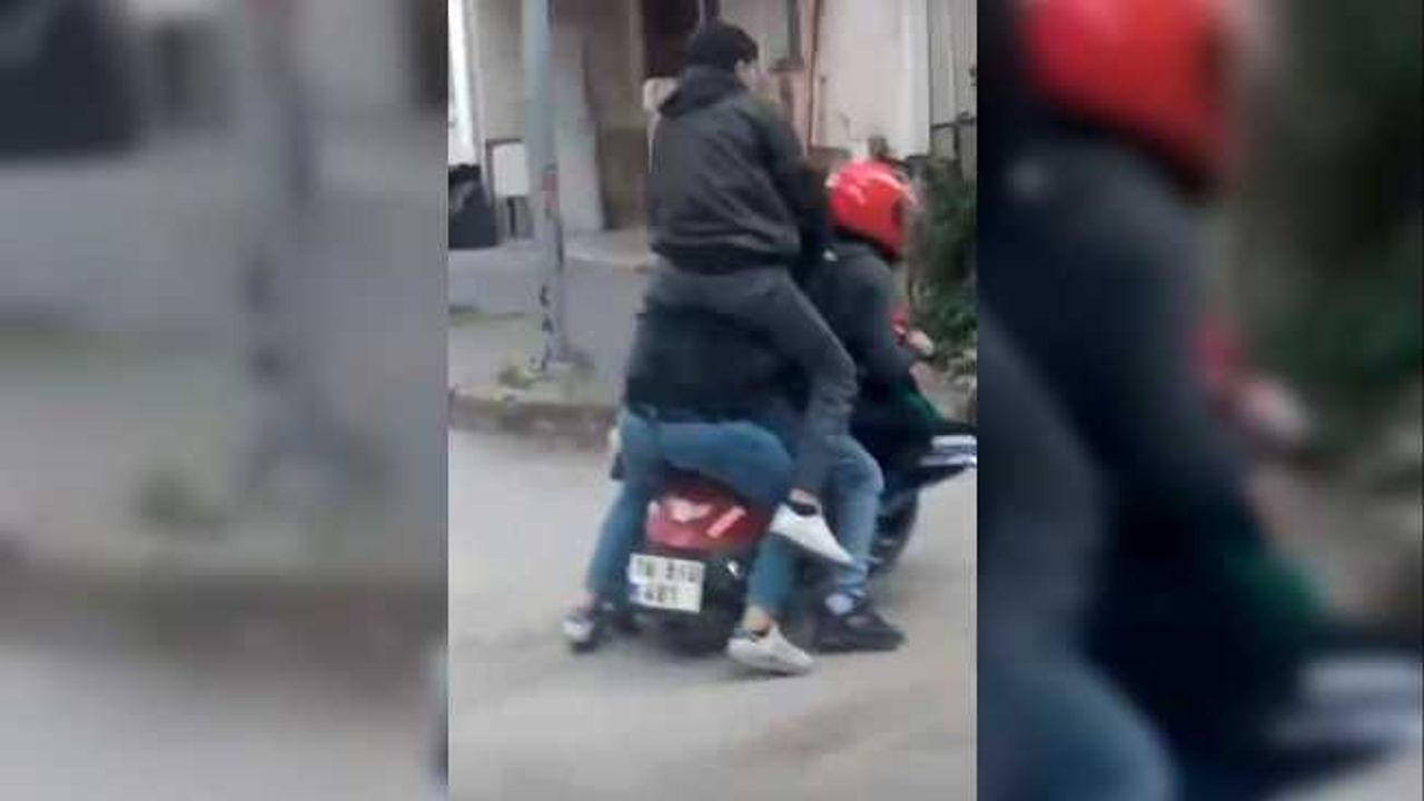Motosiklete sığmak için sürücünün omzuna çıkmıştı: Ceza kesildi