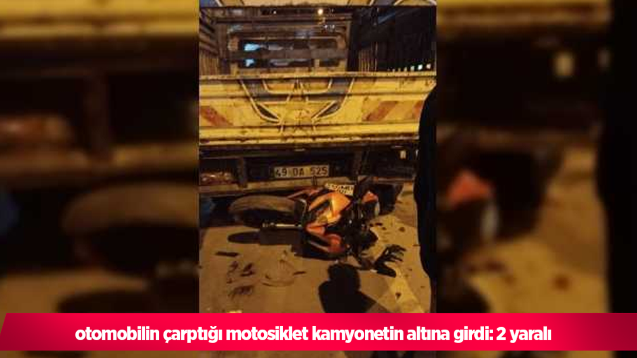 otomobilin çarptığı motosiklet kamyonetin altına girdi: 2 yaralı