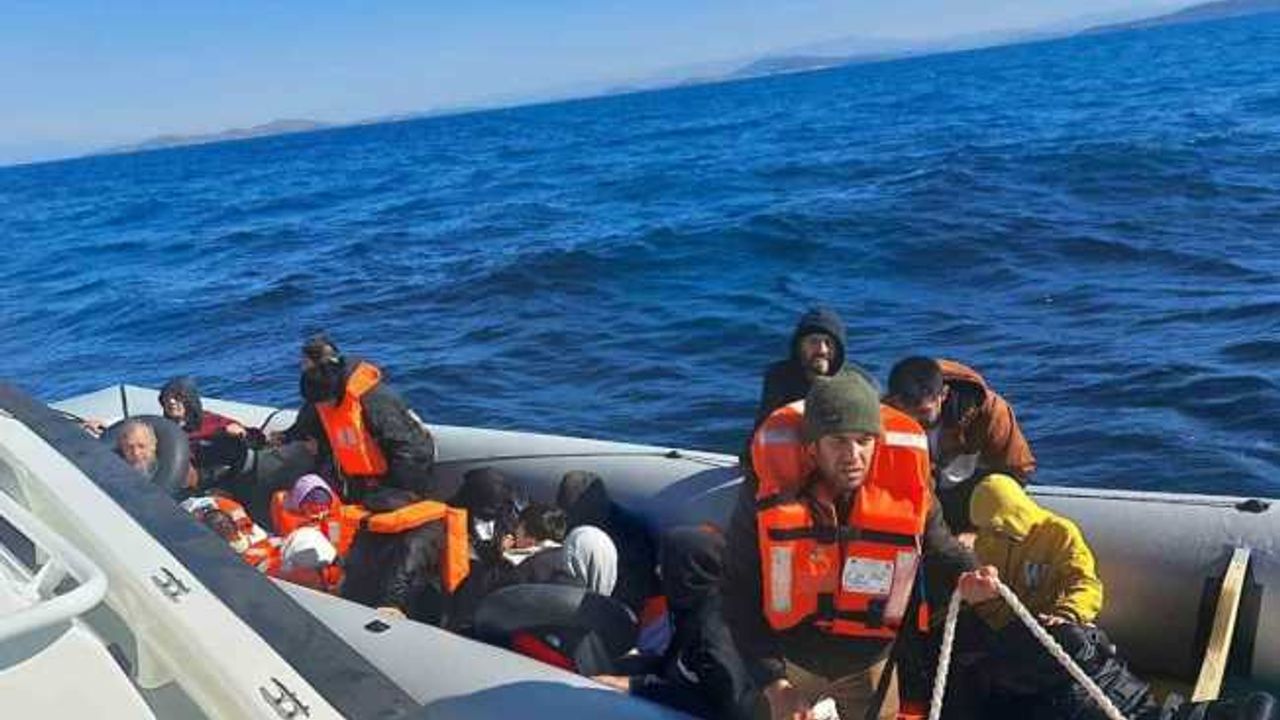 Ayvalık açıklarında lastik bot içinde 10’u çocuk 18 düzensiz göçmen kurtarıldı