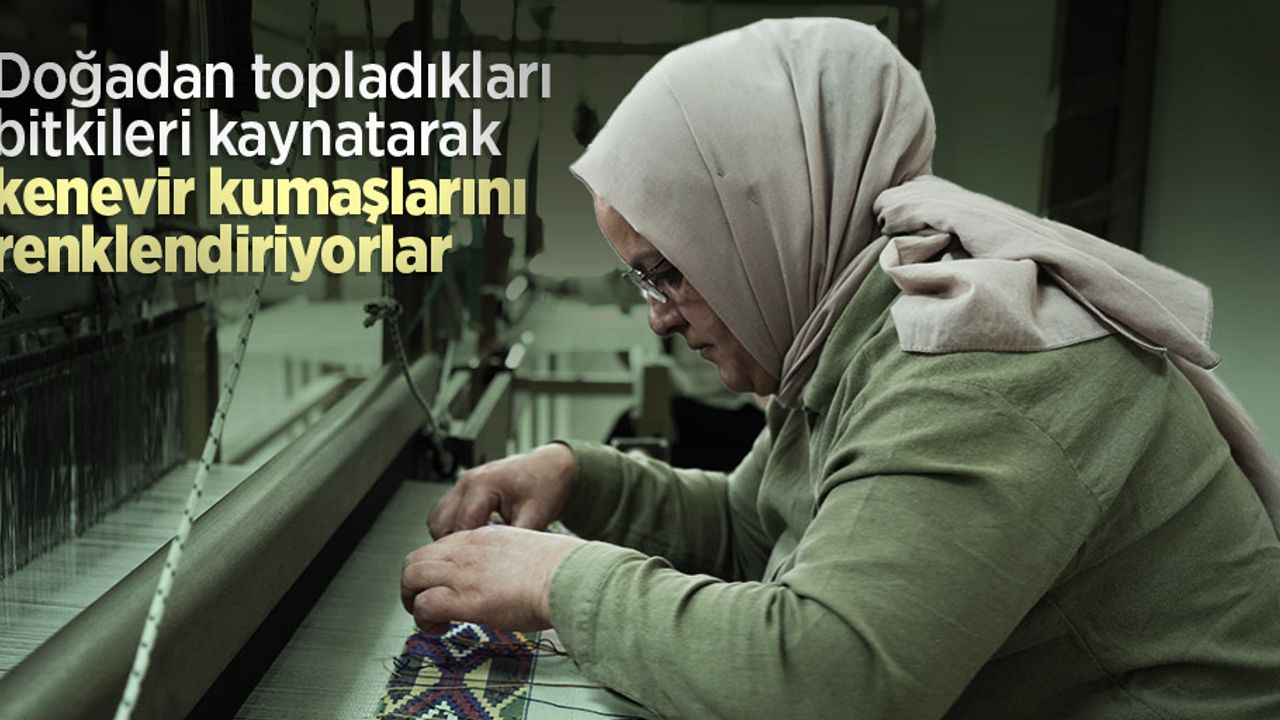 Doğadan topladıkları bitkileri kaynatarak kenevir kumaşlarını renklendiriyorlar