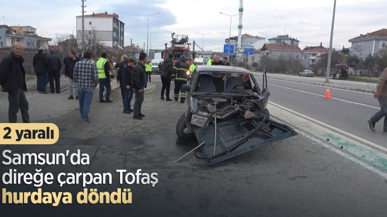 Samsun'da direğe çarpan Tofaş hurdaya döndü: 2 yaralı
