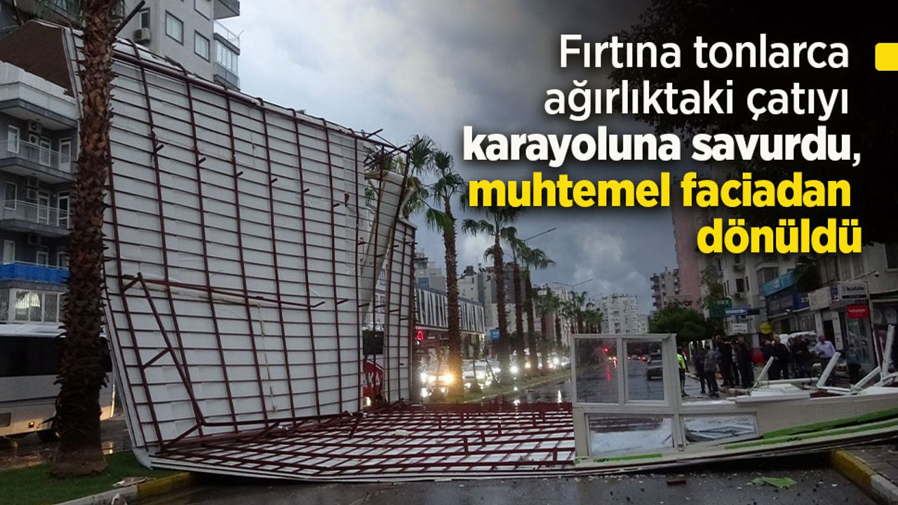 Fırtına tonlarca ağırlıktaki çatıyı karayoluna savurdu, muhtemel faciadan dönüldü.