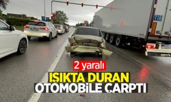 Işıkta duran otomobile çarptı: 2 yaralı