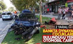 Bankta oynayan çocukların bulunduğu yere otomobil çarptı: 2 yaralı