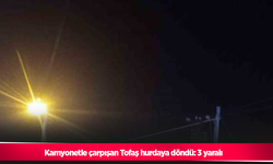 Kamyonetle çarpışan Tofaş hurdaya döndü: 3 yaralı