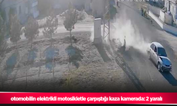 otomobilin elektrikli motosikletle çarpıştığı kaza kamerada: 2 yaralı